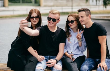 Как укрепить отношения с друзьями вашего партнера