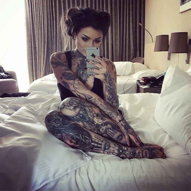 Татуировки на женском теле: между восхищением и страхом мужчин