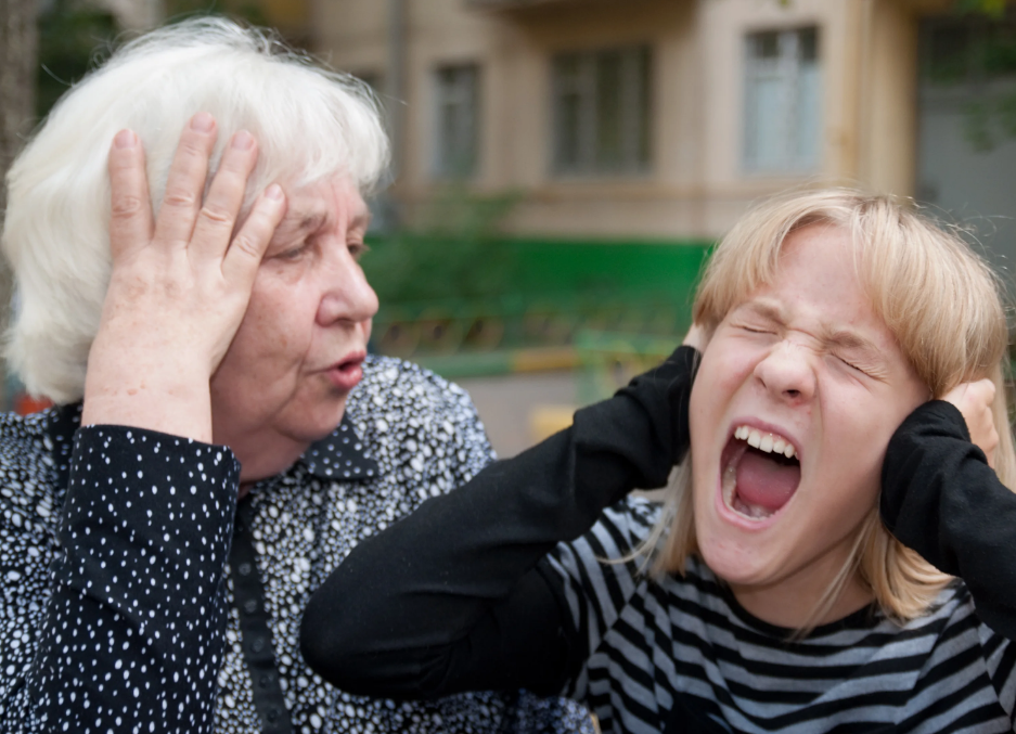 Когда внук хамит бабушке: как справиться с проблемой в семье