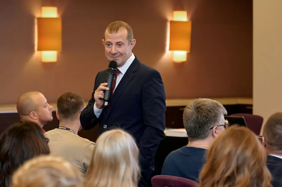 Чтение людей: как избежать распространенных ошибок в восприятии личностей